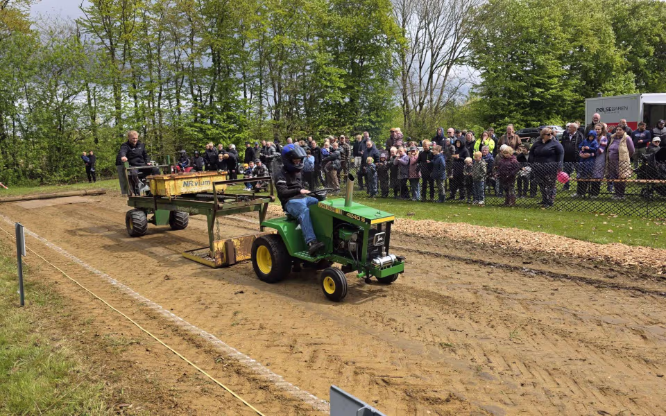 Havetraktortræk trak publikum til Krusbjerg Stadion – Se de mange billeder
