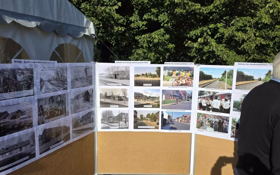 Tistrup Station forvandlet til et festligt samlingspunkt i anledning af den vestjyske længdebane 150-års jubilæum.
