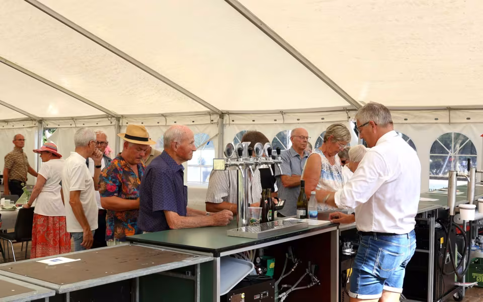 Sommerstemning og glade mennesker til sommerfest på Tistrup Stadion - Se billeder og filmklip..
