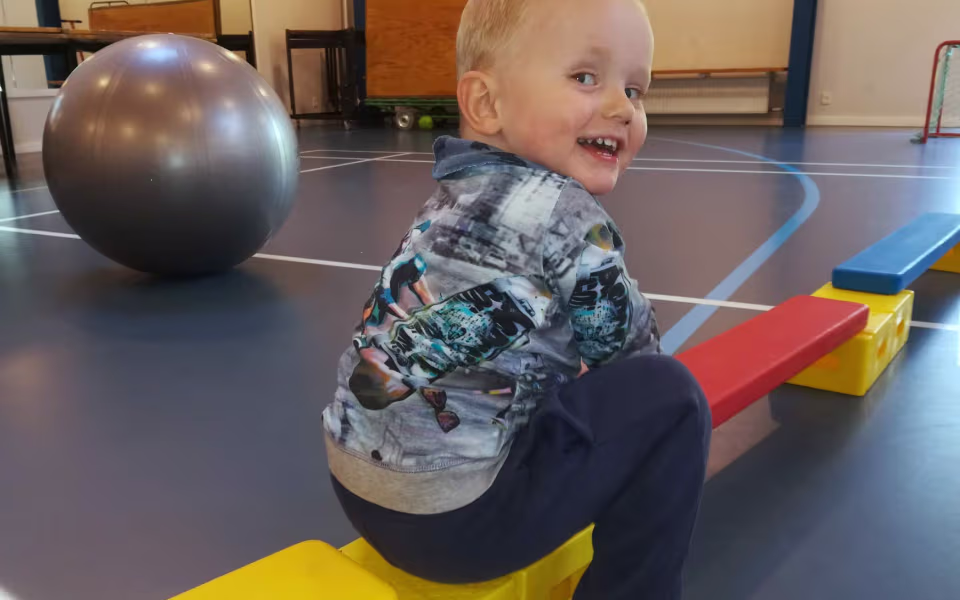 Fysio- og kropsterapeut, Kit Bak fra Ansager, er på besøg hos dagplejen, der i en periode har fokus på krop og bevægelse