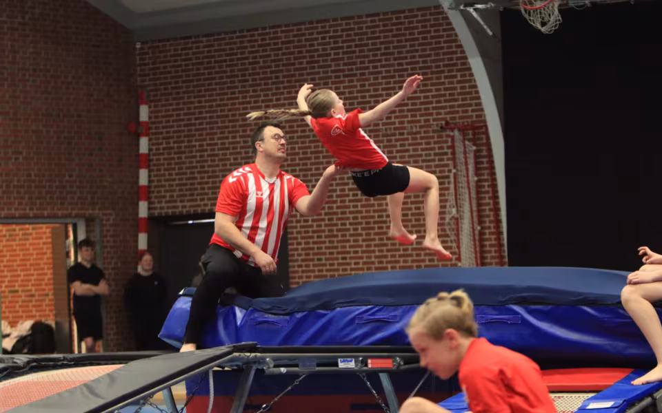 Salto Kids charmerer ved Helleopvisning