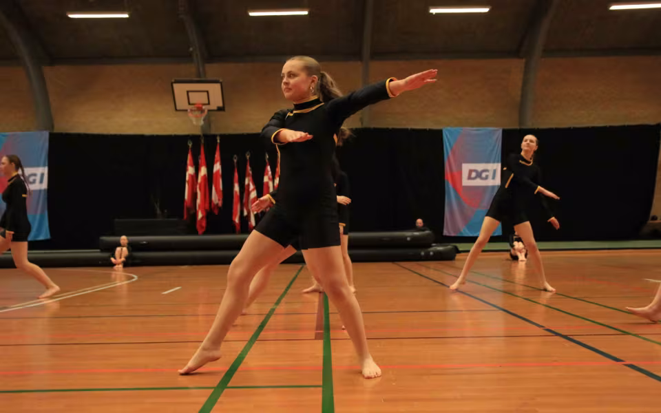 Farverig opvisning lyser Sportspark op