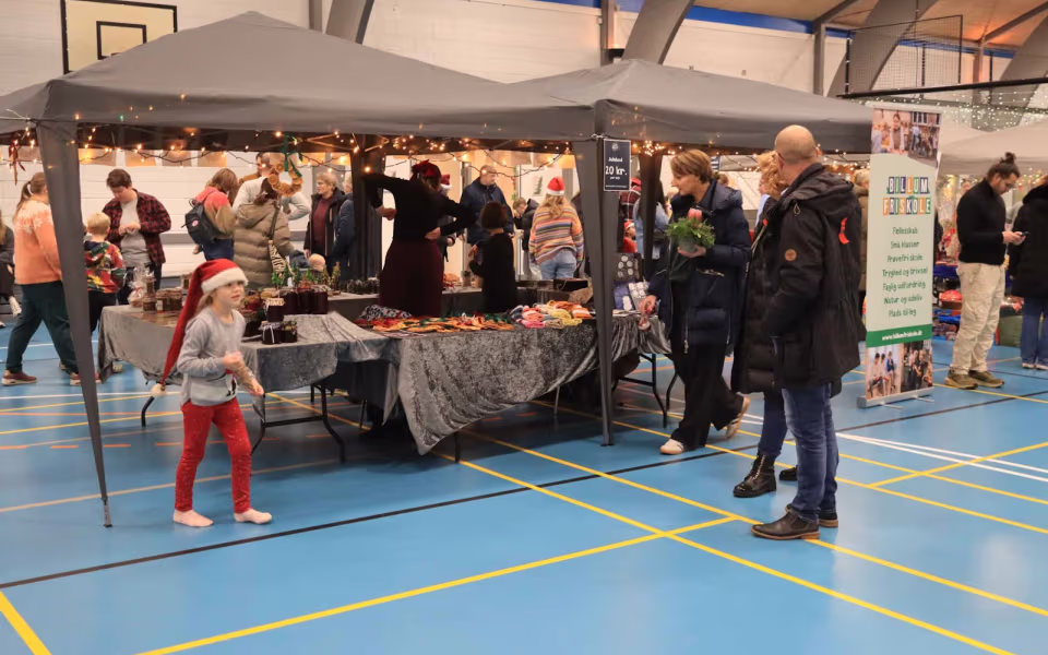 Julemarked samlede Billum i hallen