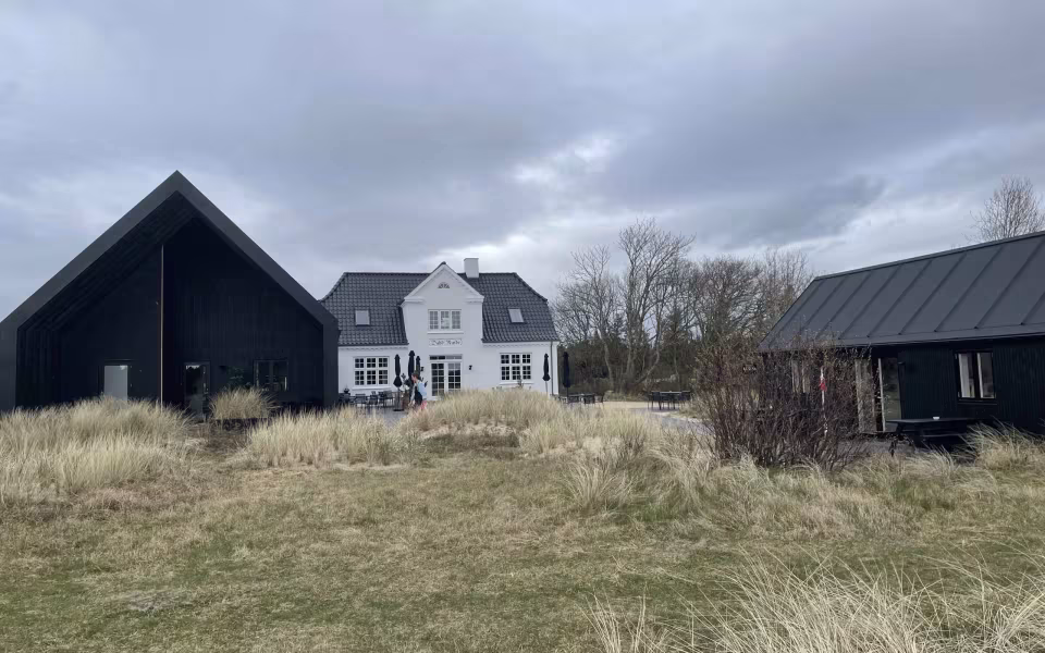 Cafen HENNE OM HJØRNET åbnet