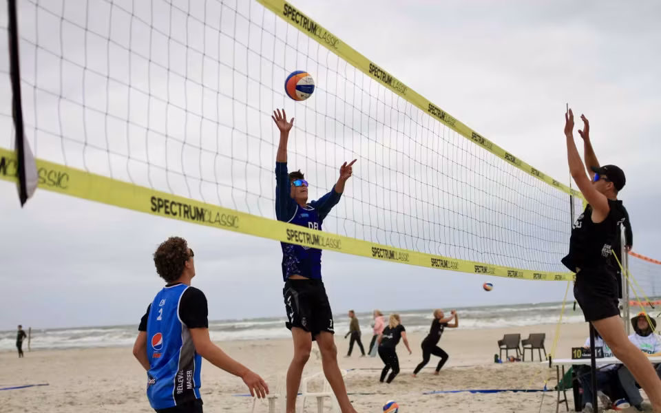 Vestenvinden udfordrer beachvolley-eliten