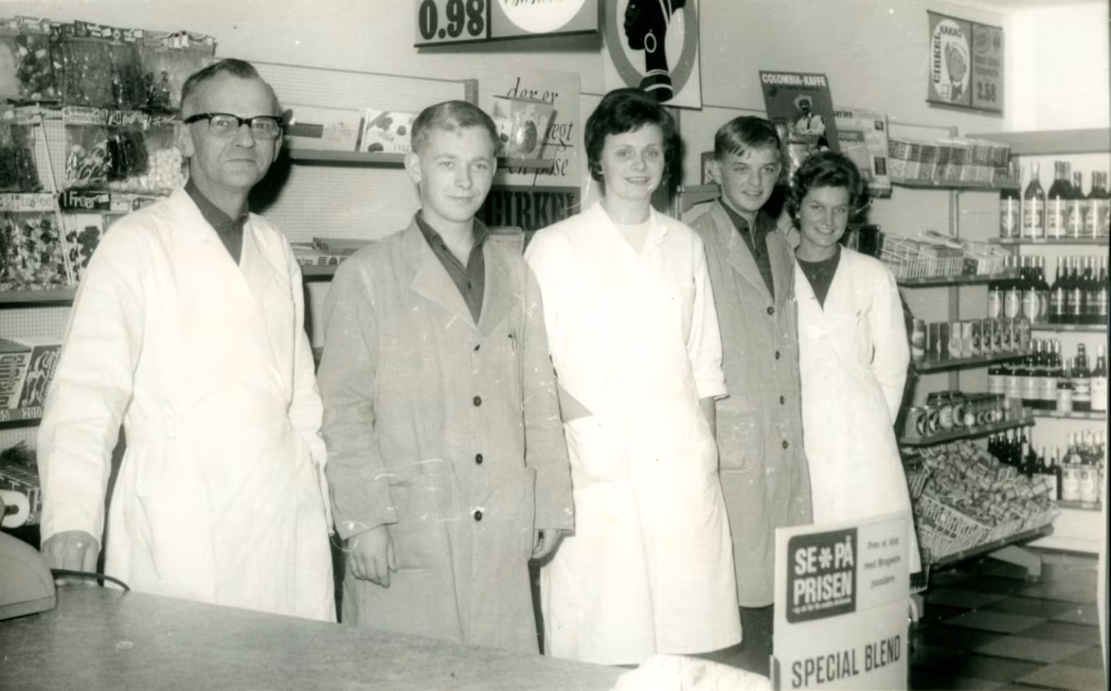 Skovlund Brugsforening ca. 1964 - fra venstre 1. Uddeler Ove Christensen, 2. Niels Jørgen, kaldet Nisse, 3. Lillian Møller g. Thomsen, 4. Per Kruse, 5. Førstekommis Anni Christensen