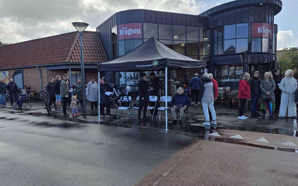 Regnen lagde en dæmper på Torvedagen i Ølgod, men ikke på humøret - Se billeder fra dagen