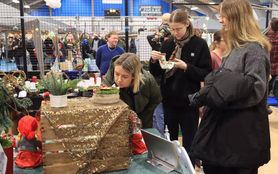 Julemarked samlede Billum i hallen