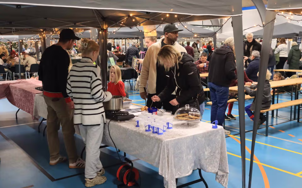 Julemarked samlede Billum i hallen