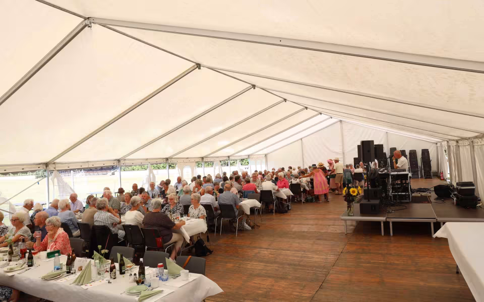 Sommerstemning og glade mennesker til sommerfest på Tistrup Stadion - Se billeder og filmklip..