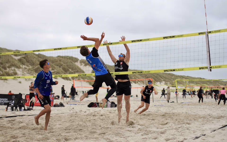 Vestenvinden udfordrer beachvolley-eliten