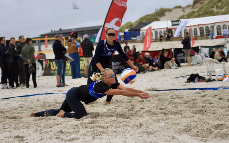 Vestenvinden udfordrer beachvolley-eliten