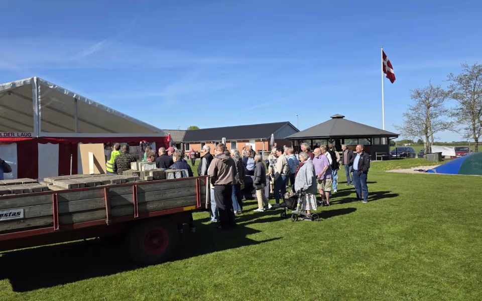 Årets Loppemarked på Krusbjerg Stadion: En dag med fællesskab, handel og stærke traditioner.