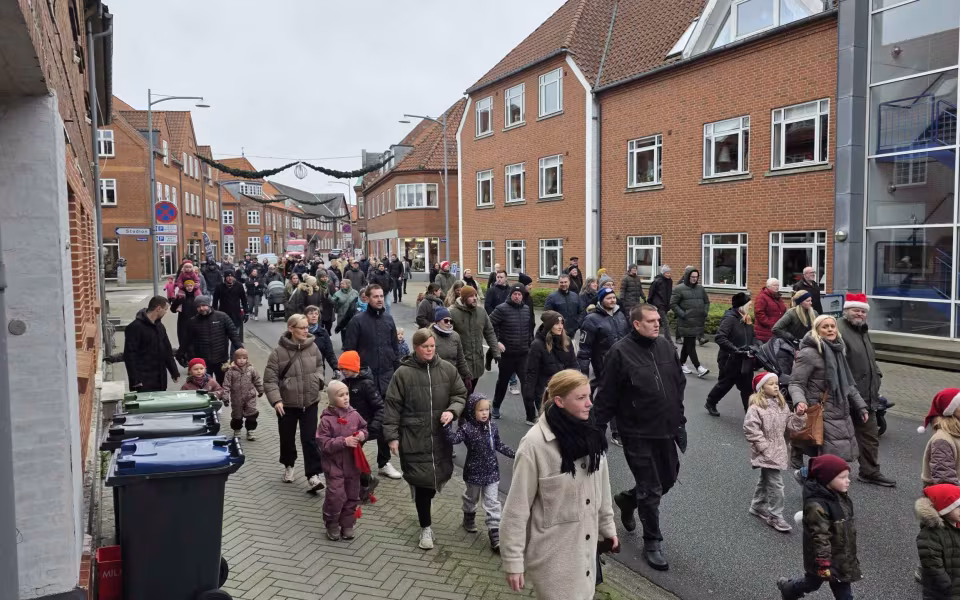 Stor opbakning til juleoptog og Gaveregn i Ølgod, se de mange billeder