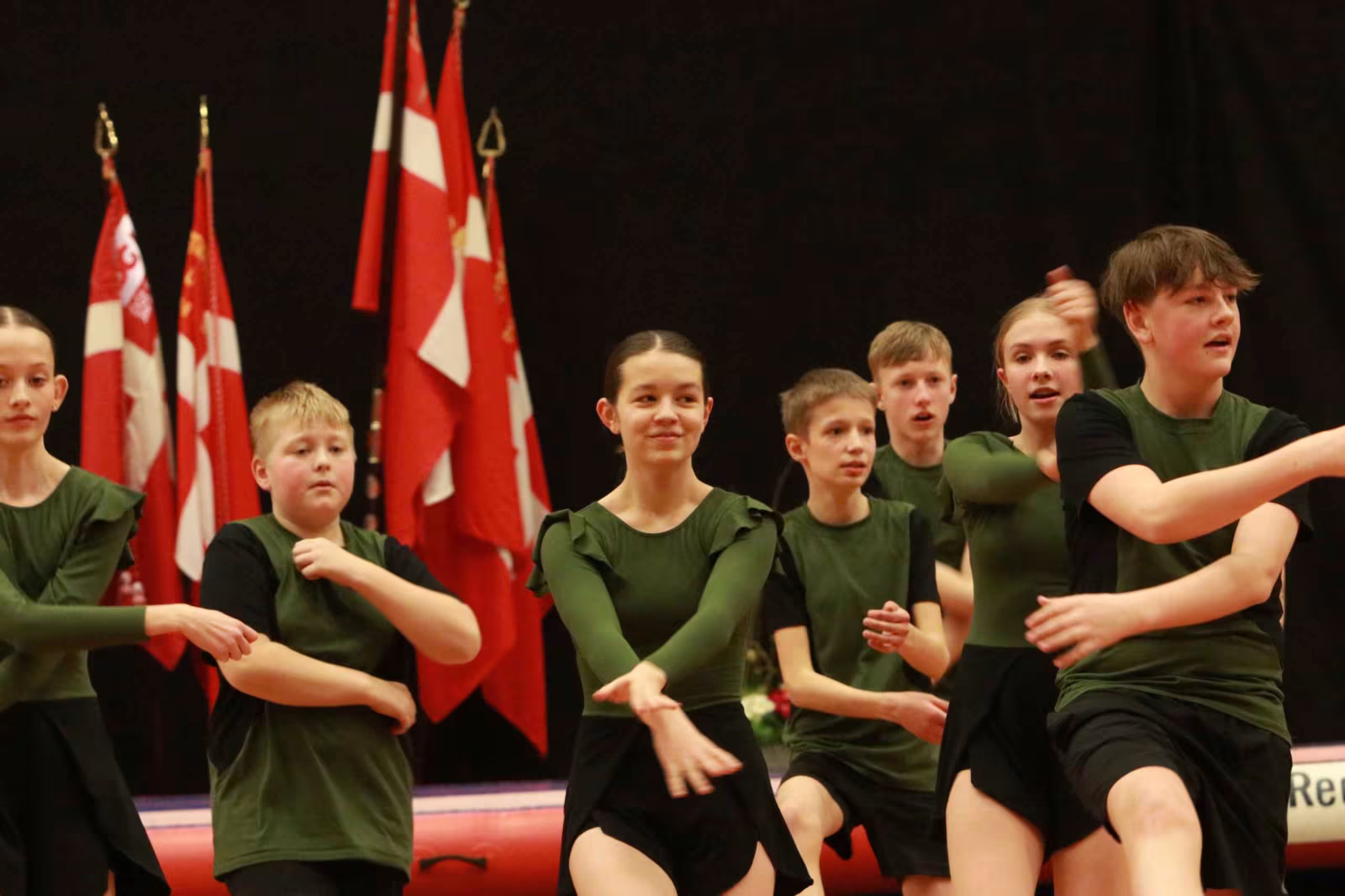 Farverig opvisning lyser Sportspark op