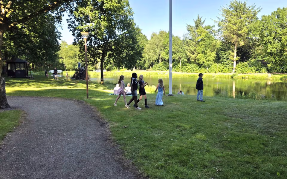 Filmklip og billeder fra Midsommerfest i Tistrup Anlæg