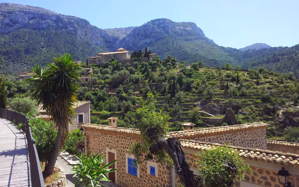 Stenhuse i Deià foran terrasserede olivenlunde og stejle bjerge