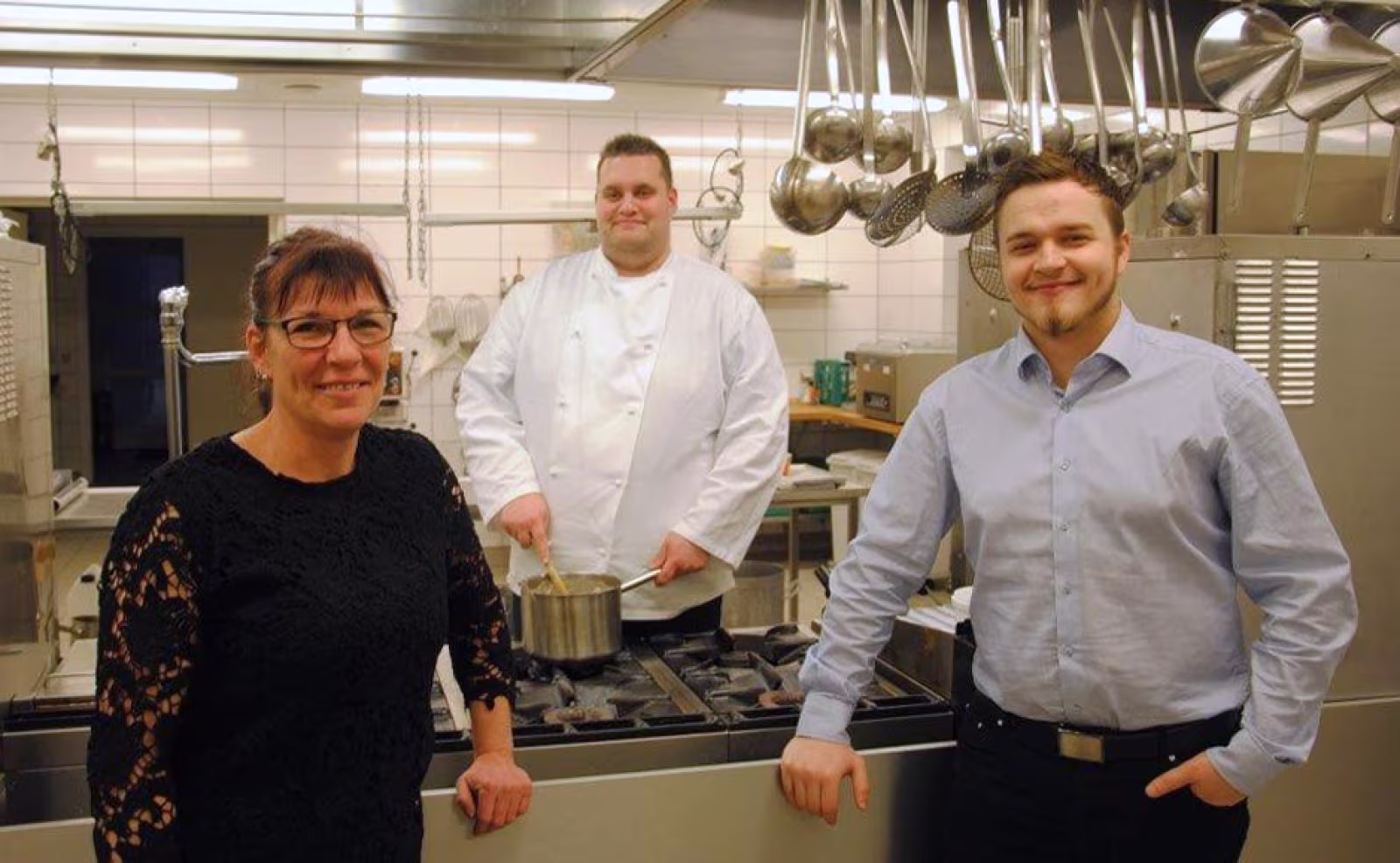 Hotelbestyrer Jane Vossen, køkkenchef David Borchardt og tjener Frederik Bak er den nye trio på Ansager Musik Hotel