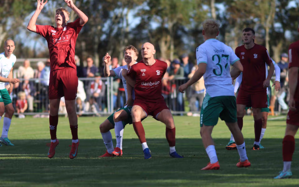 Fodboldfest på Oksbøl Stadion med glade fans og stor frivillig indsats