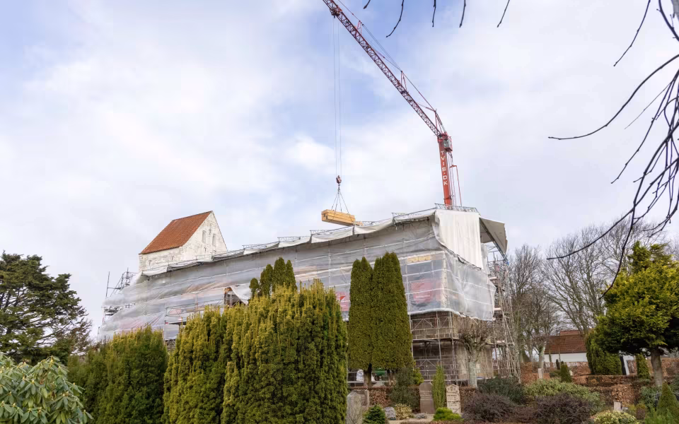 Kranarbejde ved Kvong Kirke mv