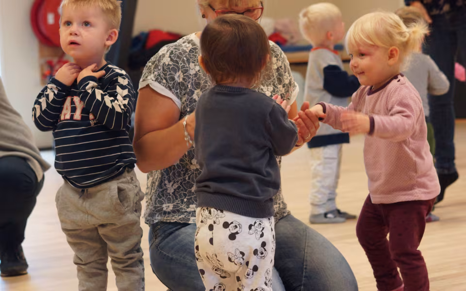 Musikalsk ballonmand besøger dagplejen
