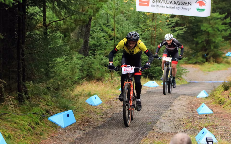 Mountainbike ryttere imponerede trods vådt vejr