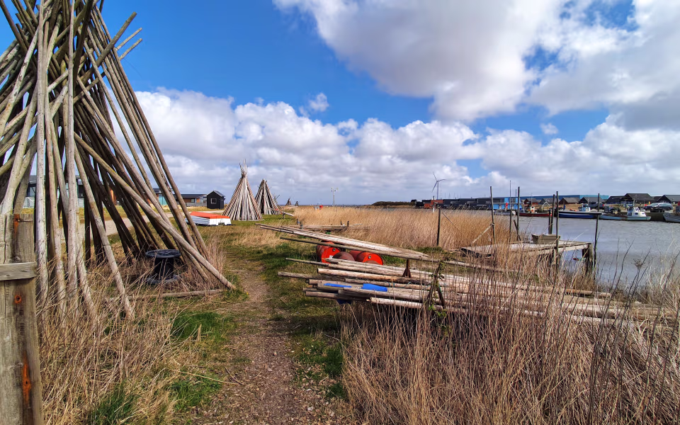 Store træhjeller ved Tyskerhavnen i Hvide Sande med både og siv