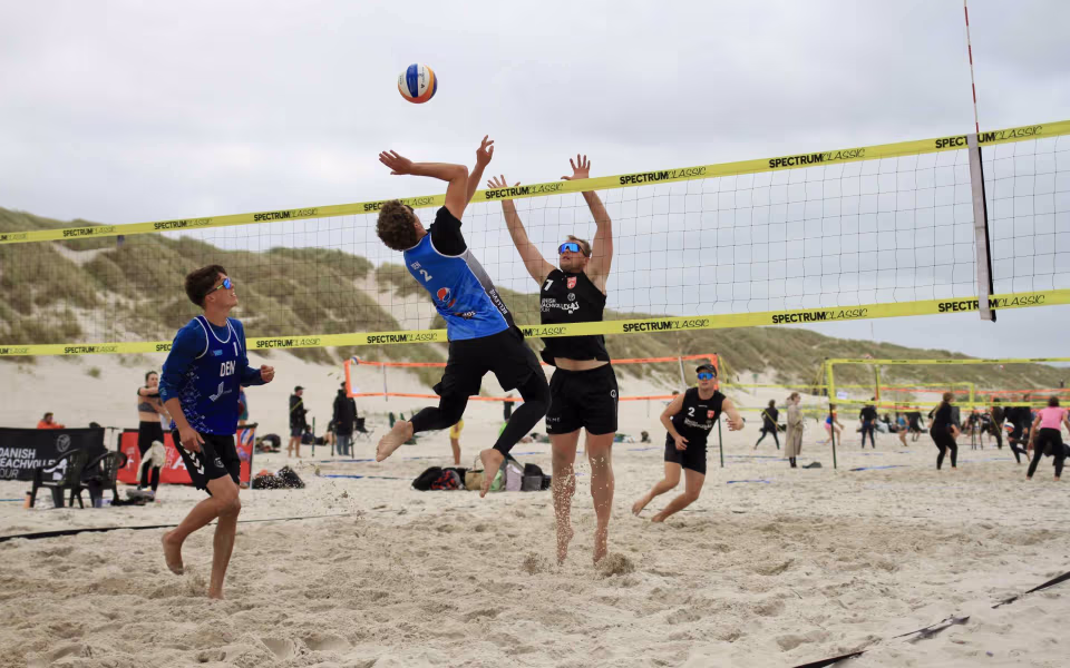 Vestenvinden udfordrer beachvolley-eliten
