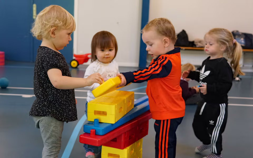 Fysio- og kropsterapeut, Kit Bak fra Ansager, er på besøg hos dagplejen, der i en periode har fokus på krop og bevægelse