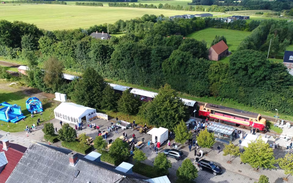 Tistrup Station forvandlet til et festligt samlingspunkt i anledning af den vestjyske længdebane 150-års jubilæum.
