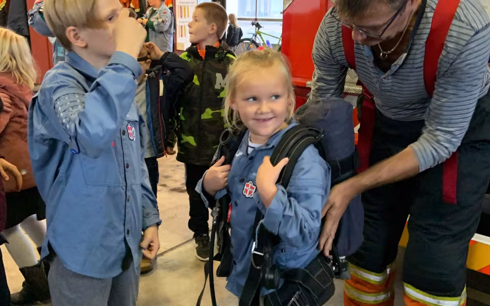 Falck stationen Grindsted viste deres køretøjer frem og gav børnene fra Ansager FDF en god oplevelse