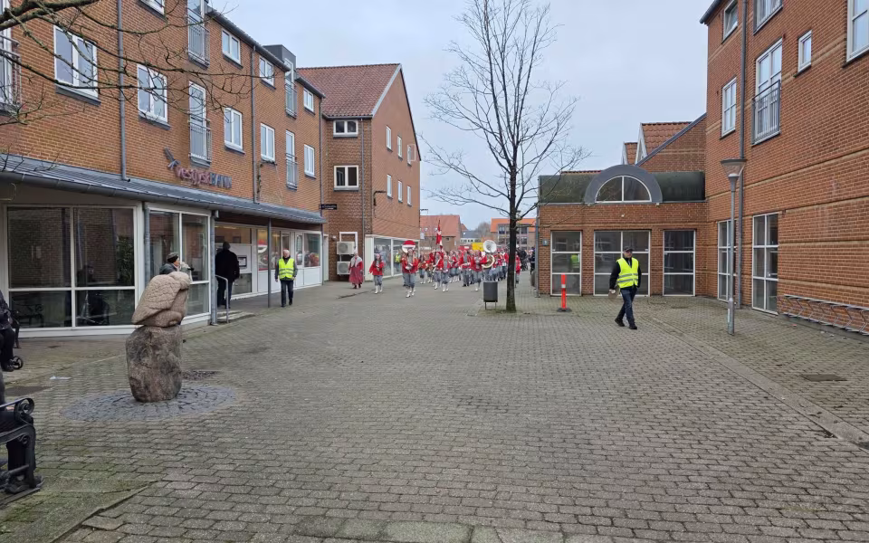 Stor opbakning til juleoptog og Gaveregn i Ølgod, se de mange billeder