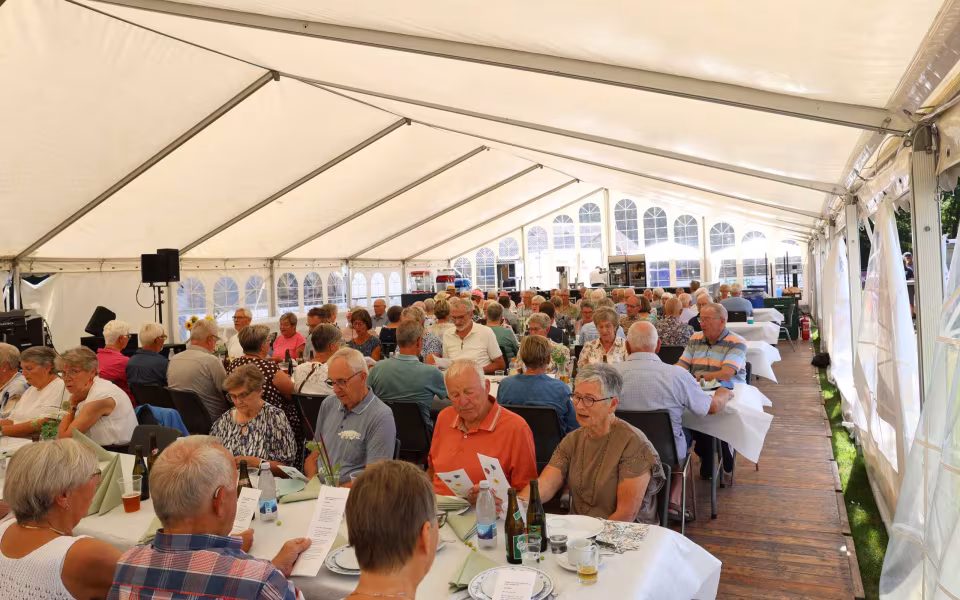 Sommerstemning og glade mennesker til sommerfest på Tistrup Stadion - Se billeder og filmklip..