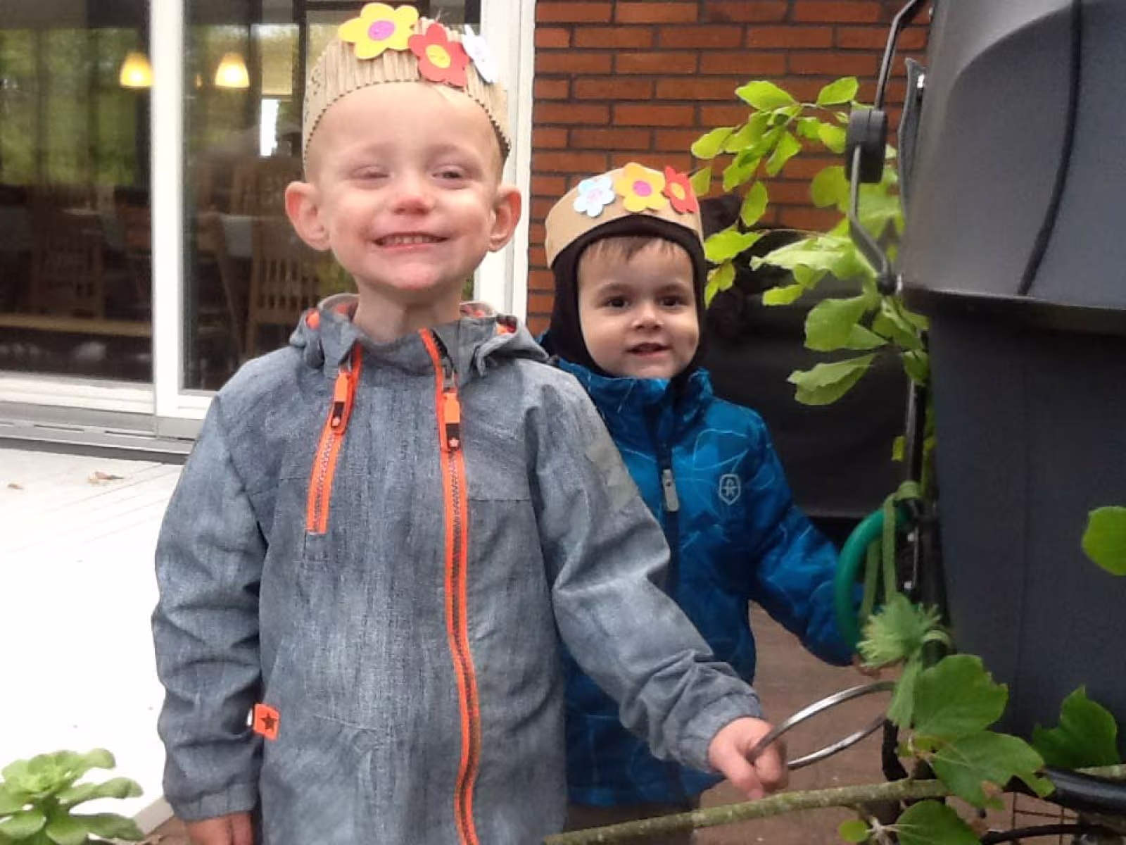 Dagplejen på tur rundt i byen med blomsterpyntede vogne