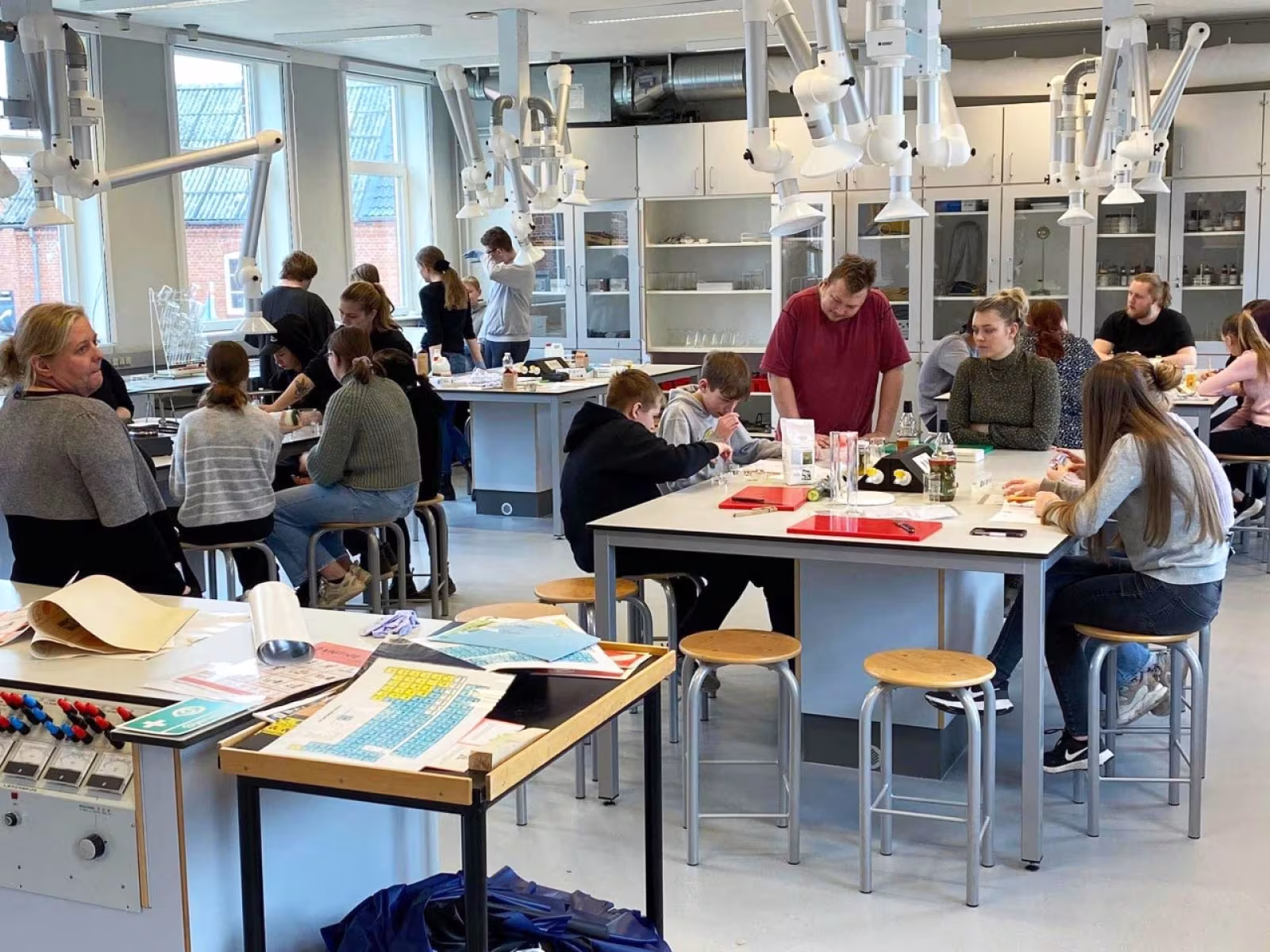 UCSYD og Ansager Skole samarbejder. Her er lærerstuderende sammen med skolens lærere i gang med et tværfagligt forløb i fagene fysik og madkundskab