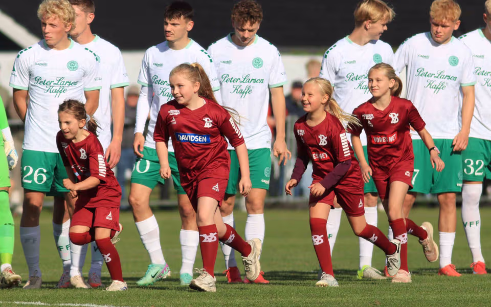 Fodboldfest på Oksbøl Stadion med glade fans og stor frivillig indsats