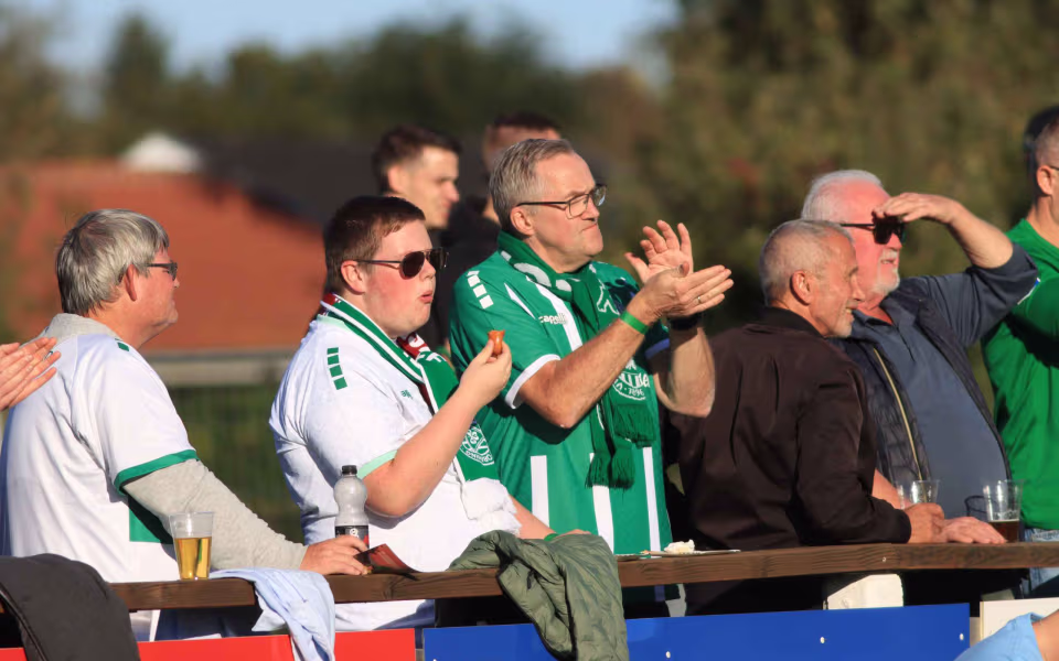 Fodboldfest på Oksbøl Stadion med glade fans og stor frivillig indsats