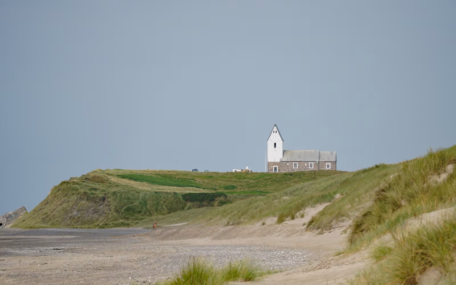Trans Kirke ligger på klitkanten over strand og grønne klitter