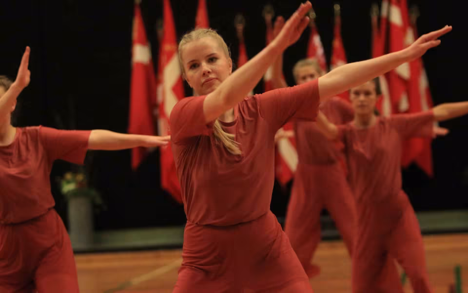 Farverig opvisning lyser Sportspark op