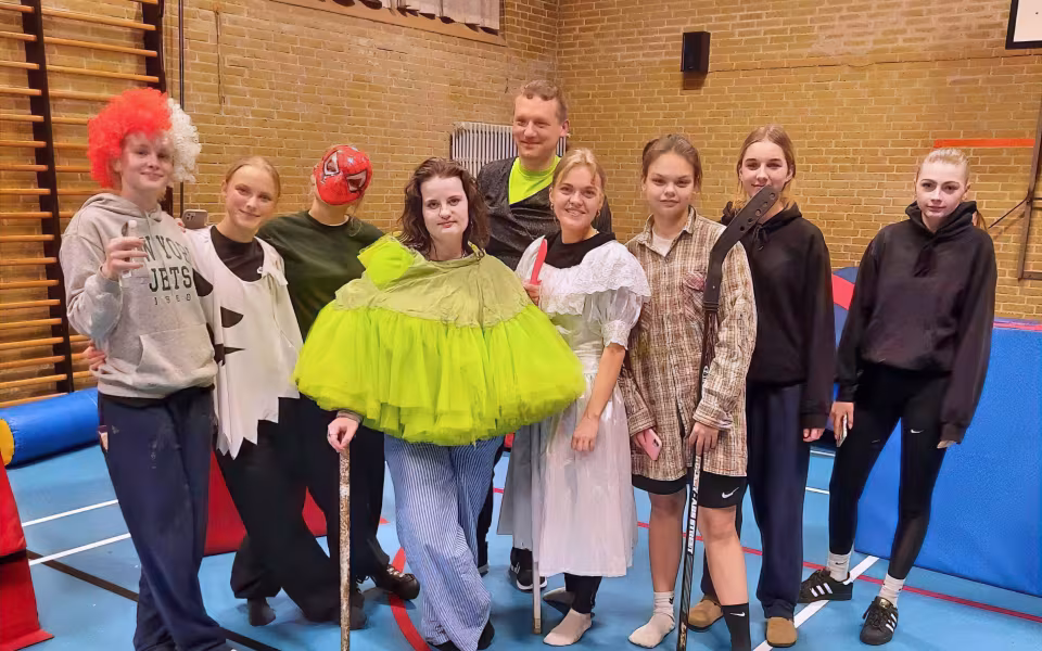 Holdet af Mini og Mega Mix gymnaster samlet, afspejler fællesskabets styrke. Sammen har de delt oplevelser, udfordringer og succeser, hvilket har styrket deres samhørighed og teamånd