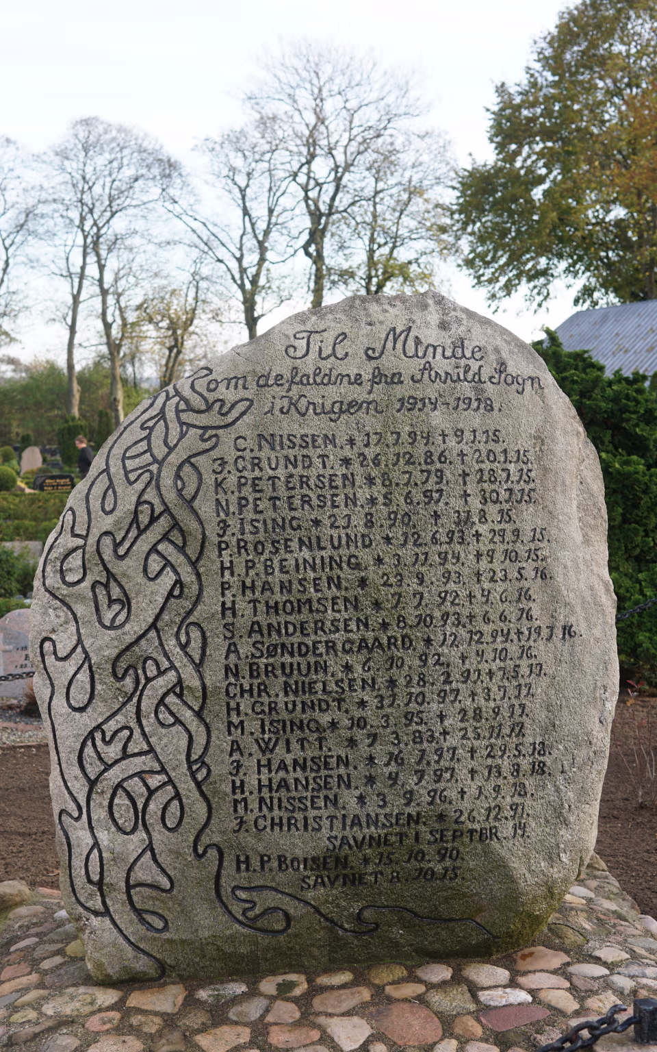 Mindesten med indgraverede navne på kirkegården ved Arrild Kirke