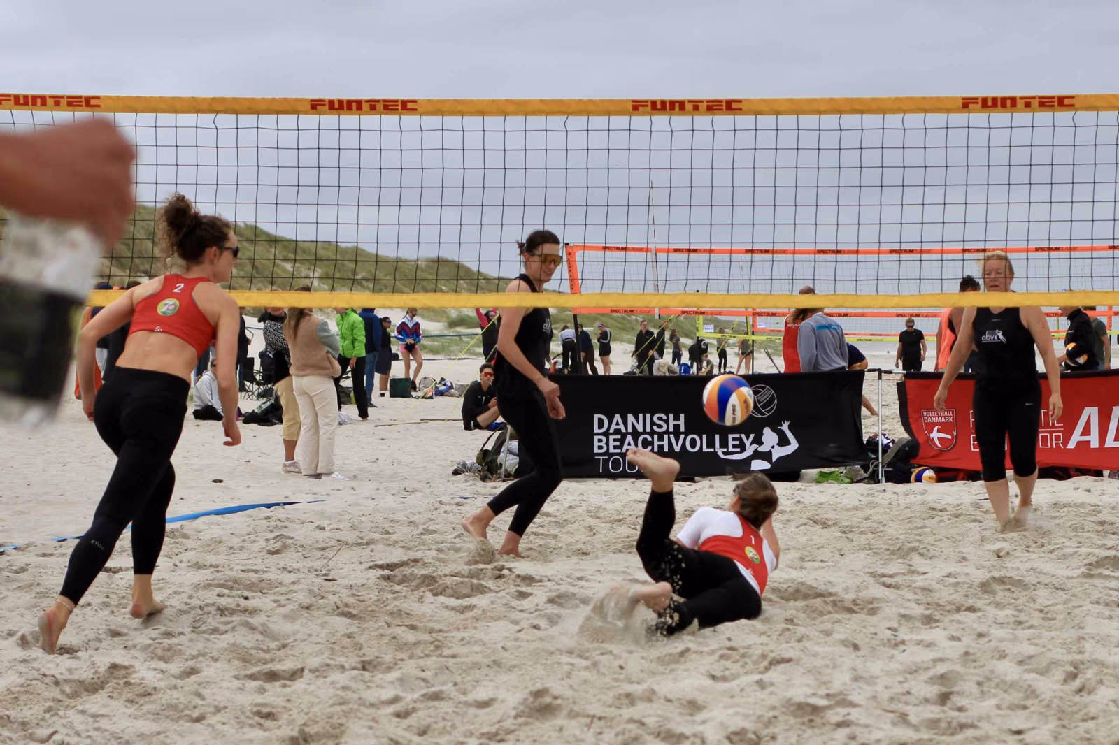 Vestenvinden udfordrer beachvolley-eliten