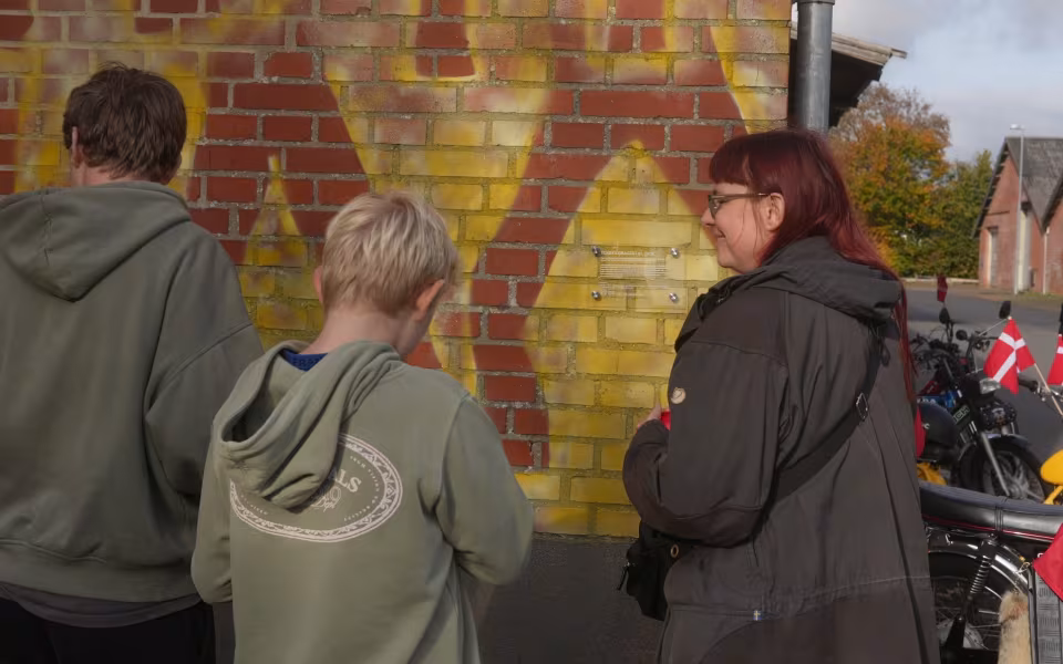 Gamle jeans danser videre på en gavl i Ansager