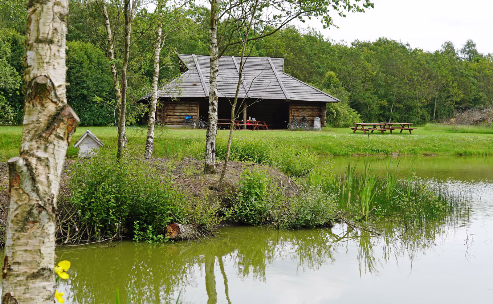 Friluftsgudstjeneste, rundstykker og sognehus