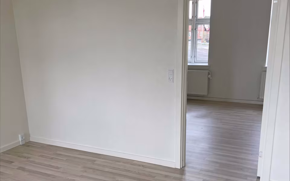 Lejligheden i stueetagen midt i Ansager by