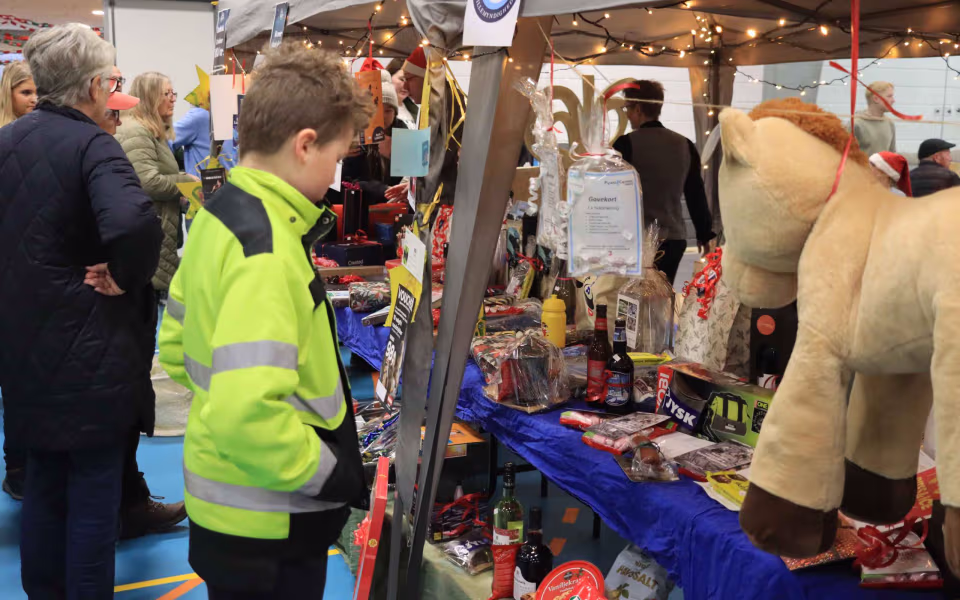 Julemarked samlede Billum i hallen
