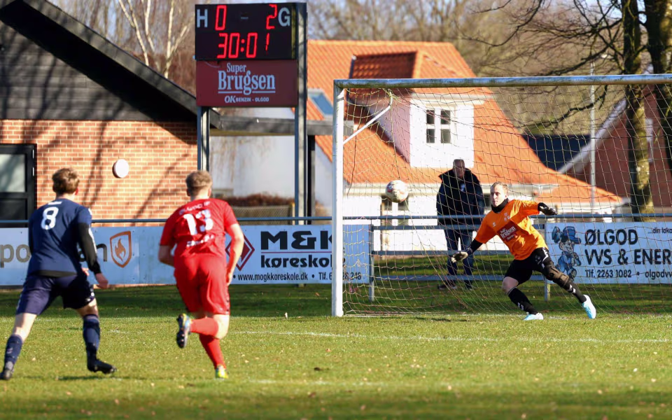 Fodbold Serie 3 herre Ølgod vandt hjemme 4-3 over HTS - Se billeder fra kampen.