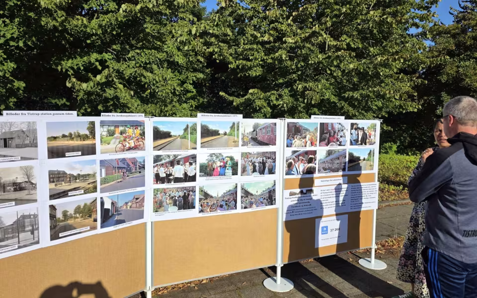 Tistrup Station forvandlet til et festligt samlingspunkt i anledning af den vestjyske længdebane 150-års jubilæum.