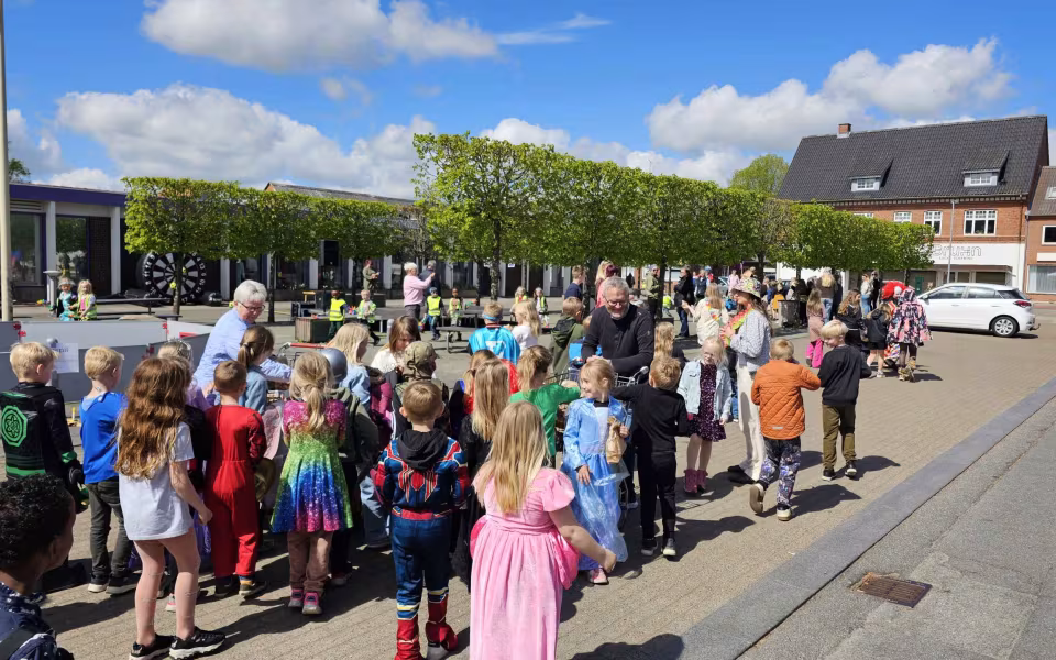 Tistrup Screaming Karneval. Billeder fra Børnehave, Plejehjem og Torvet.