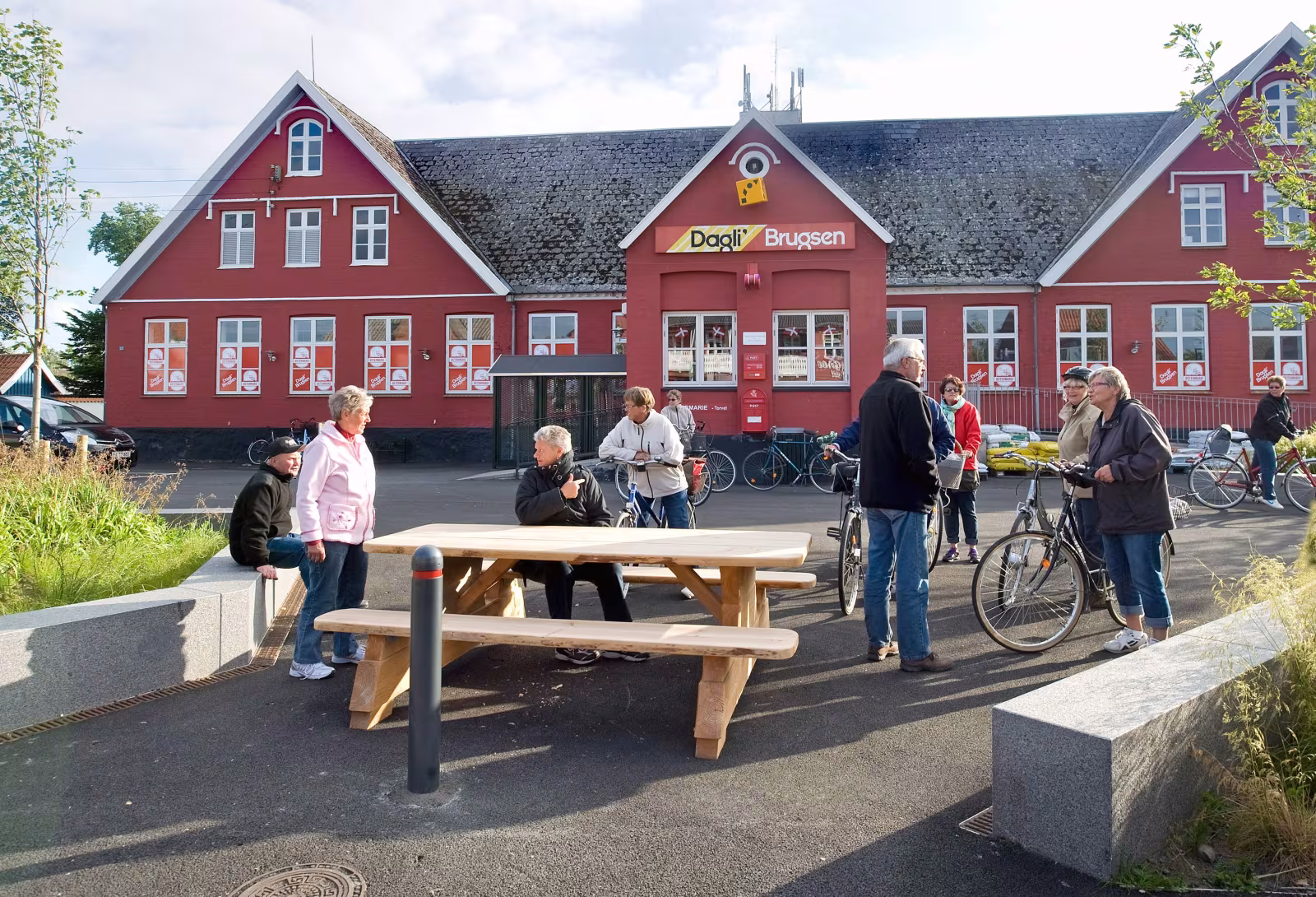 Brugsen og hallen er ofte mødesteder i lokalsamfundet. 14 nytænkende ideer til nye mødesteder får nu støtte til projektudvikling.